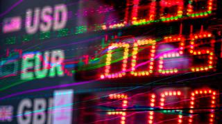 Pantalla con cotizaciones del dólar, el euro y la libra.