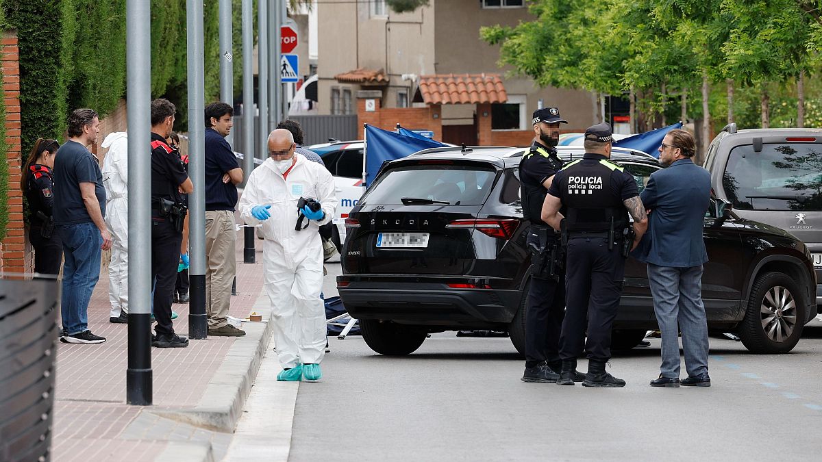 Agentes de los Mossos d’Esquadra y de la Policía Local, junto a personal forense, trabajan en la calle Joan Miró de Esplugues de Llobregat tras el apuñalamiento mortal de una mujer a plena luz del día, este sábado.