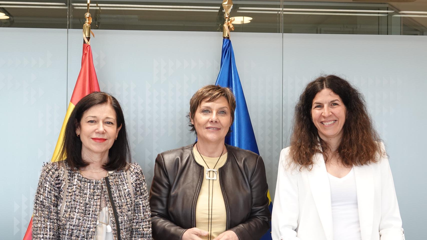 Sara Comenge, directora gerente de Valentia, junto a Ángela Pérez y Elena Rodríguez. 