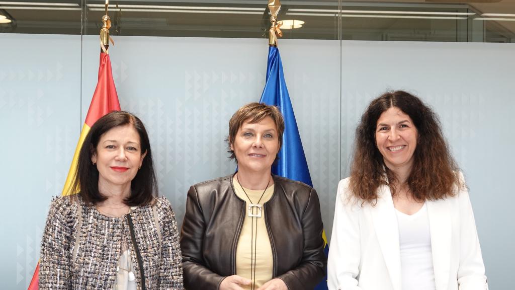 Sara Comenge, directora gerente de Valentia, junto a Ángela Pérez y Elena Rodríguez.