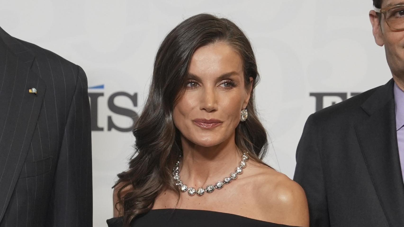 La reina Letizia impacta en Barcelona al lucir los chatones del lote de pasar con los que la fotografió Annie Leibovitz