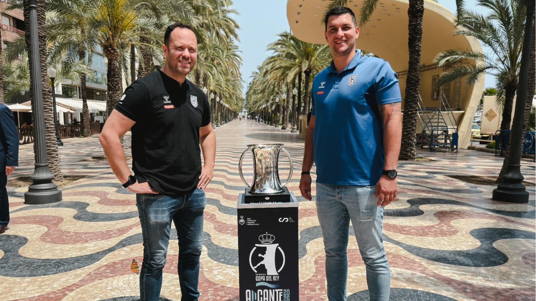 El entrenador y el capitán Dimitrievski posan con la copa en la Explanada este lunes.