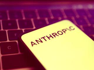 Una ilustración muestra el logotipo de Anthropic.