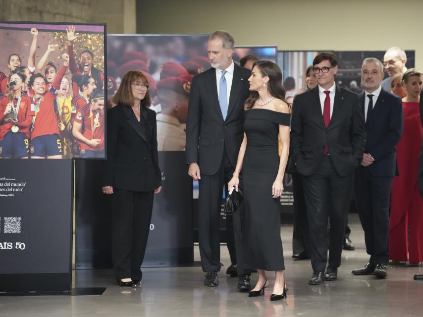 Los Reyes, en el recorrido por imágenes históricas organizado durante el acto de 'El País'.