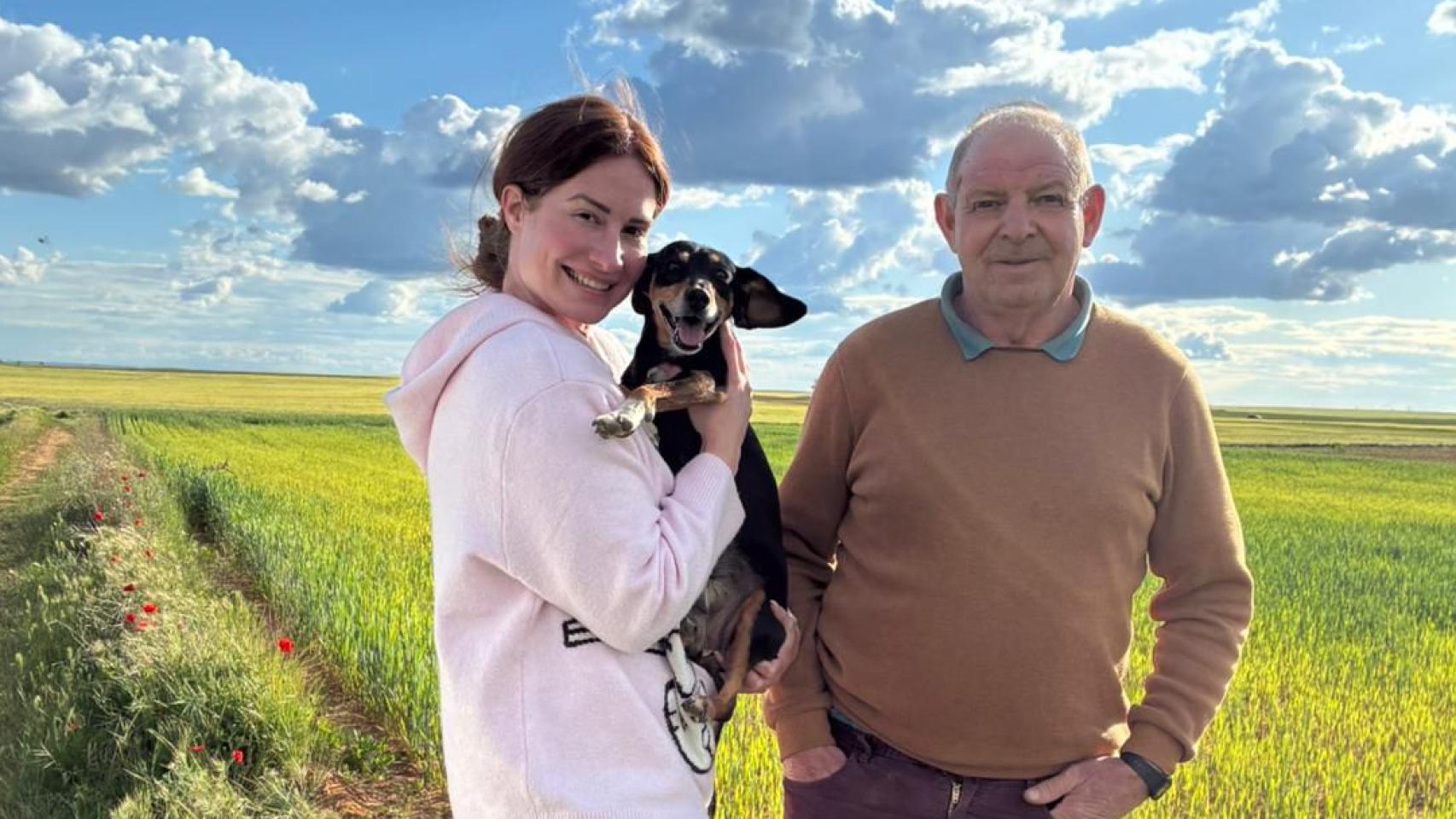 Yolanda Burgoa junto a Lola y José Manuel, el vecino que ha encontrado a la perra en Morales de Campos.