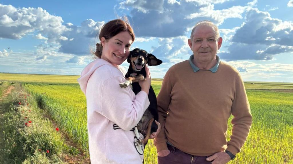 Yolanda Burgoa junto a Lola y José Manuel, el vecino que ha encontrado a la perra en Morales de Campos.