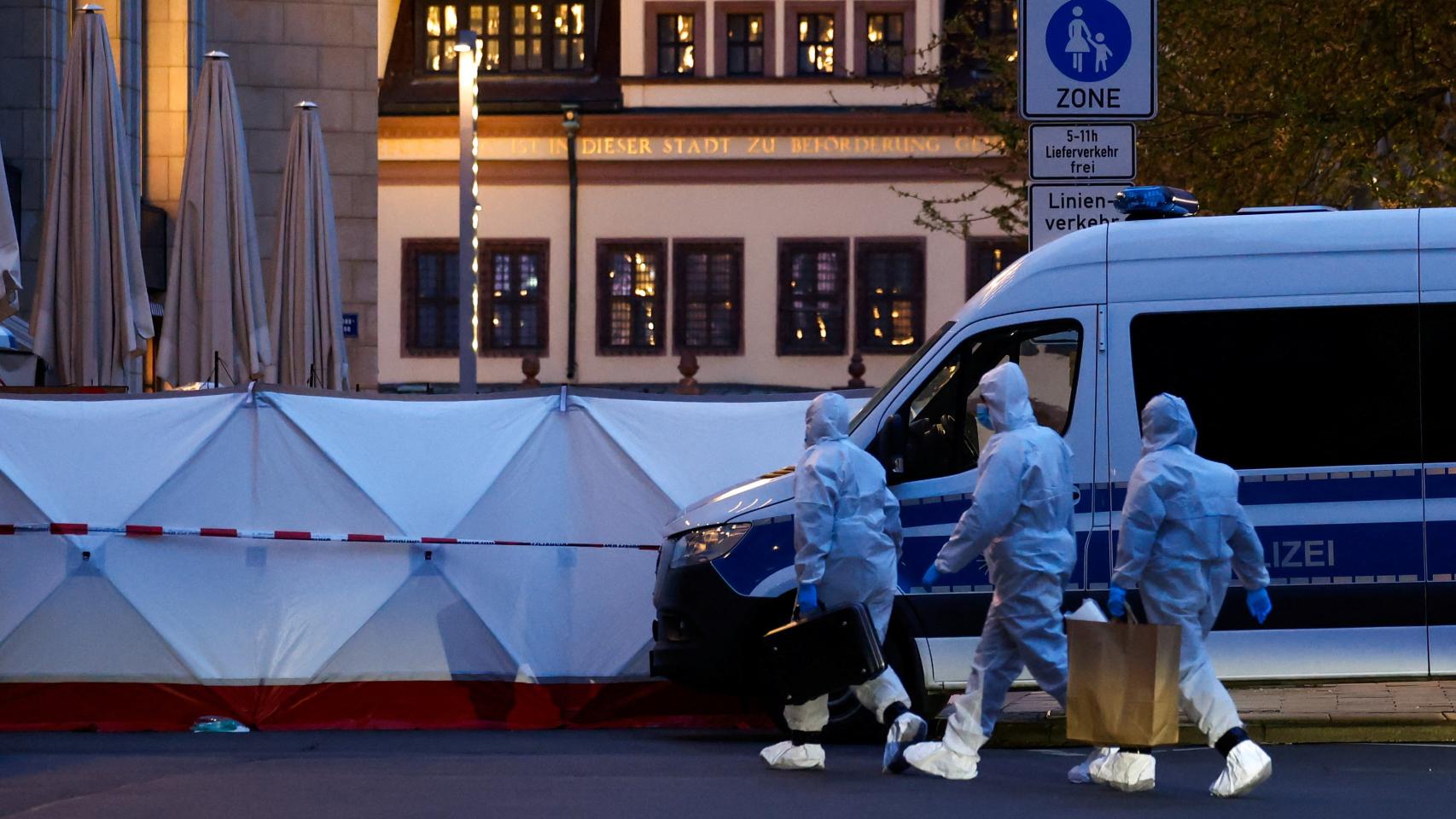 Miembros del equipo forense trabajan en el lugar donde un conductor atropelló a una multitud en el centro de Leipzig.