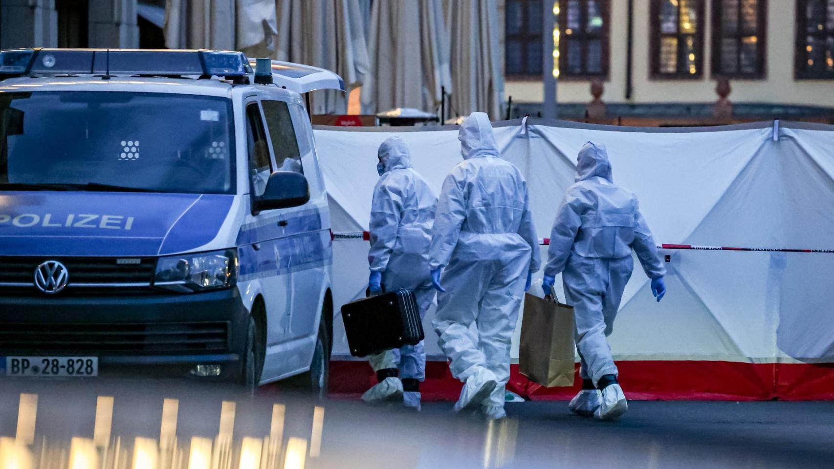 Miembros del equipo forense trabajan en el lugar donde un conductor atropelló a una multitud en el centro de Leipzig.