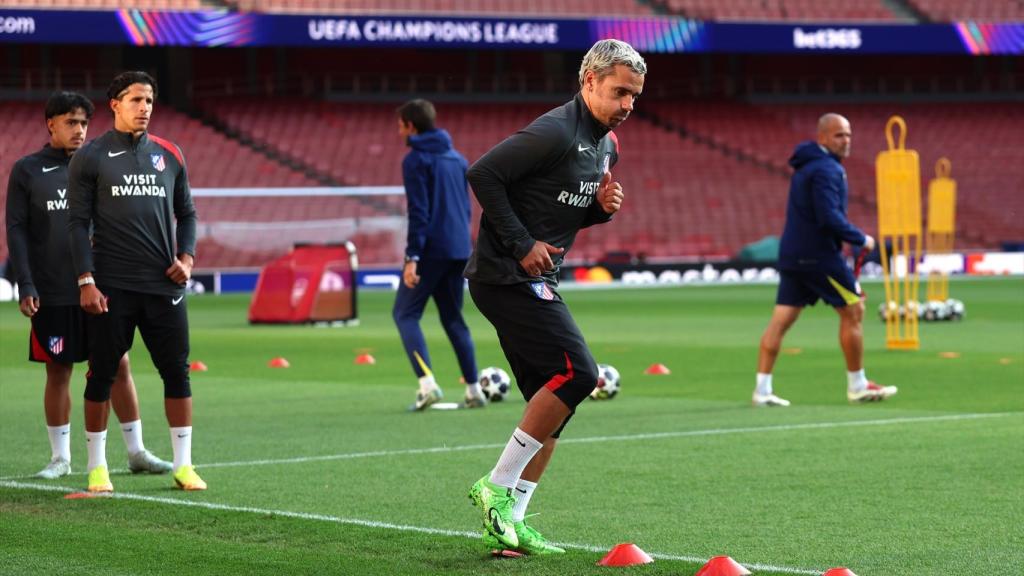 Griezmann, entrena en el Emirates Stadium con el Atlético de Madrid