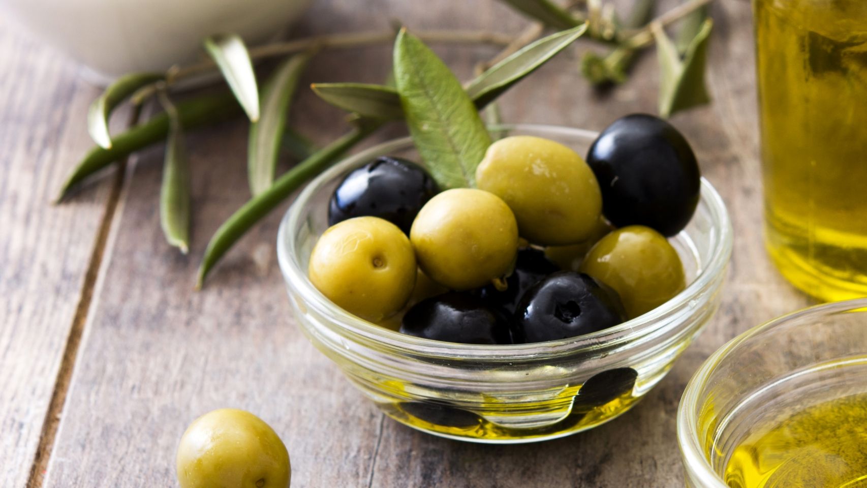 Un cuenco con aceitunas