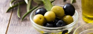 Un cuenco con aceitunas