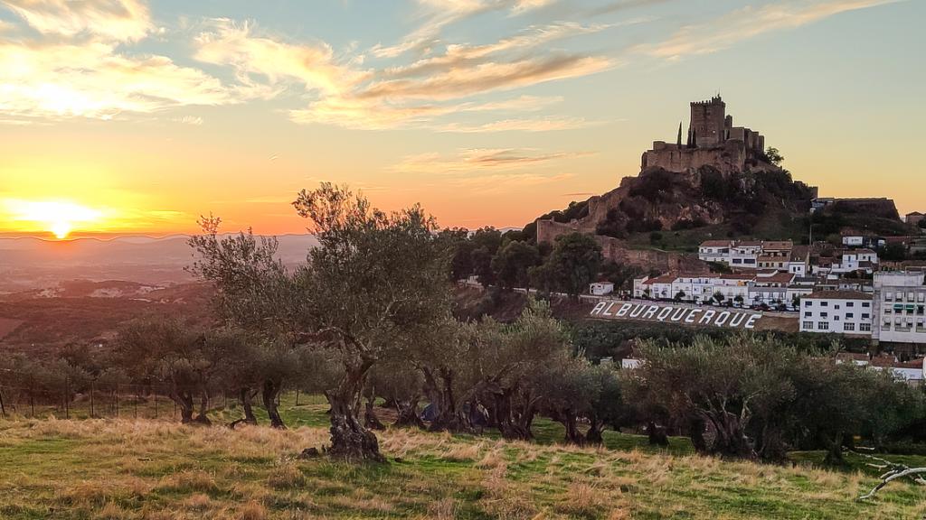 Anochecer en el castillo extremeño de Alburquerque.