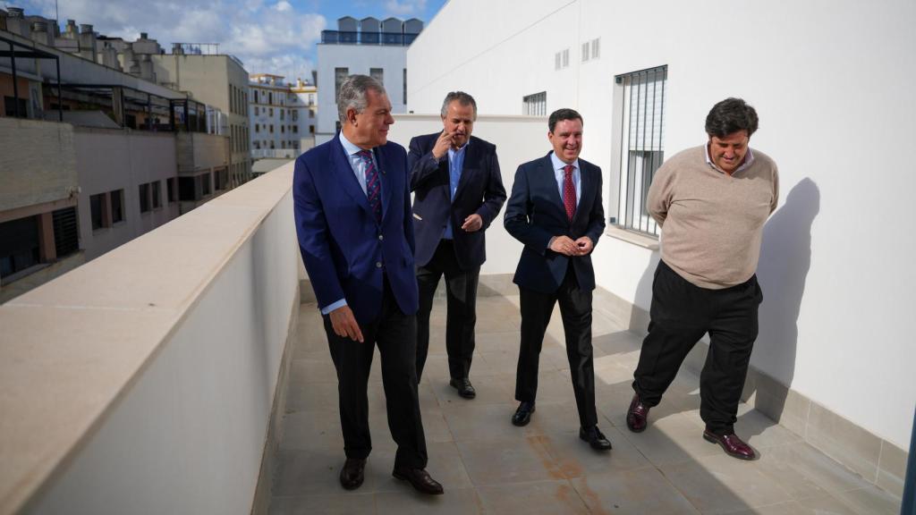 El alcalde de Sevilla, José Luis Sanz, visitando el residencial 'La María', en La Trinidad. 