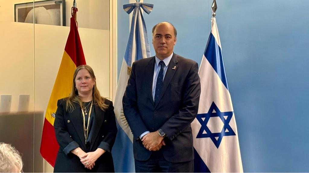 Dana Erlich, embajadora en funciones de Israel, recibida por Wenceslao Bunge, embajador de Argentina, este lunes en Madrid.