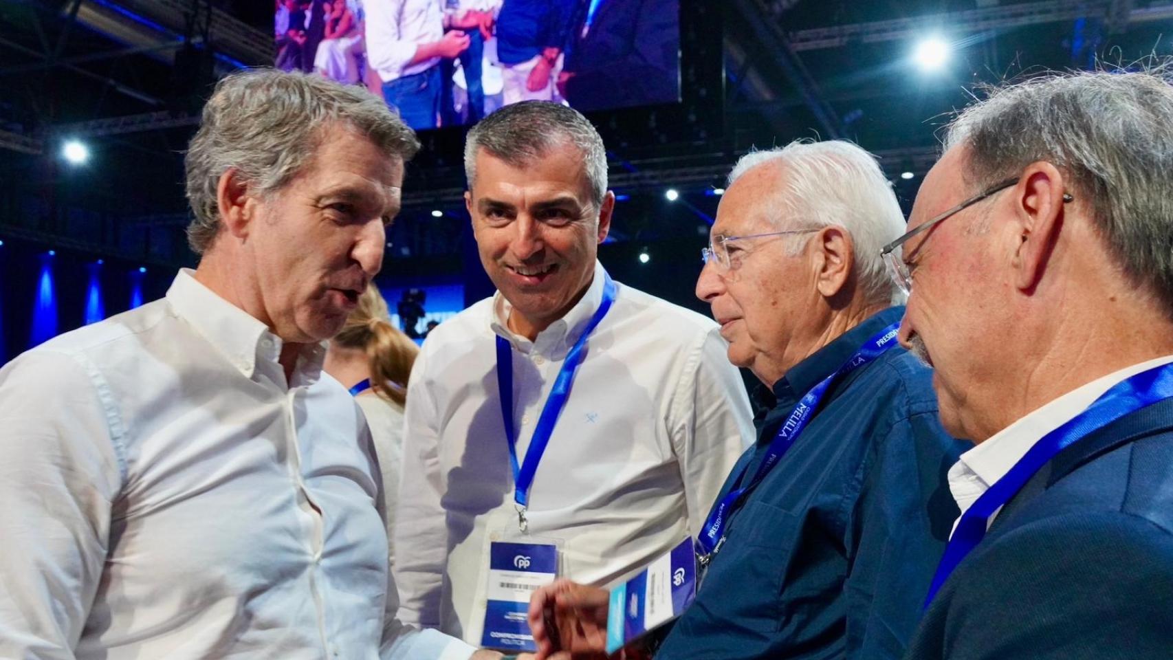 Feijóo, líder del PP, con el presidente de Melilla, Juan José Imbroda, y el de Ceuta, Juan Jesús Vivas, en el último congreso del PP.