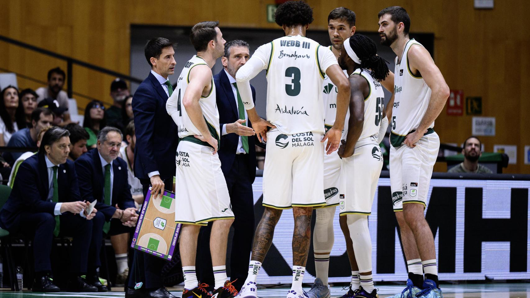 Ibon Navarro da instrucciones a sus jugadores durante el Joventut vs. Unicaja de la Liga Endesa