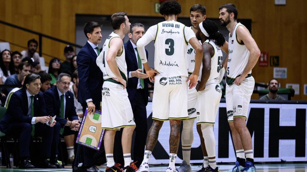 Ibon Navarro da instrucciones a sus jugadores durante el Joventut vs. Unicaja de la Liga Endesa