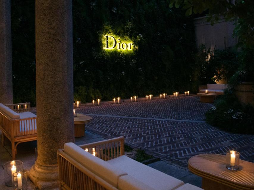 El jardín, iluminado por la noche.
