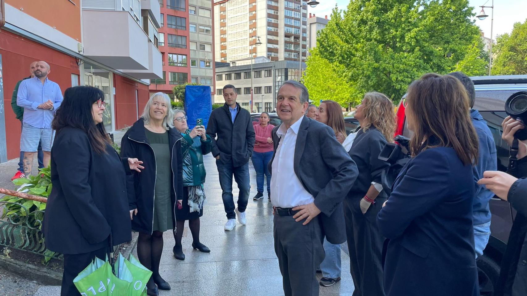 Abel Caballero visita el barrio de Coia. 