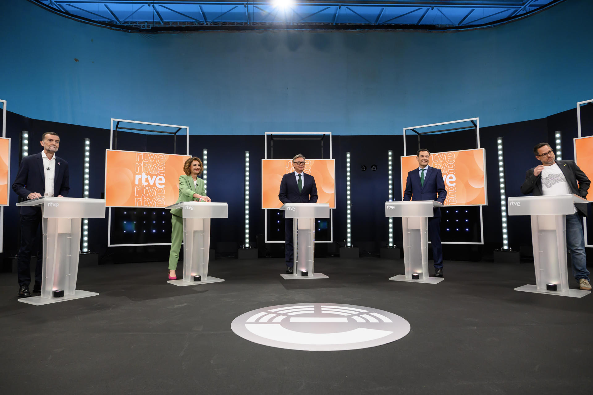 Los candidatos durante el debate.