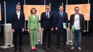 Los candidatos a las elecciones andaluzas posan antes de comenzar el debate en la RTVE.