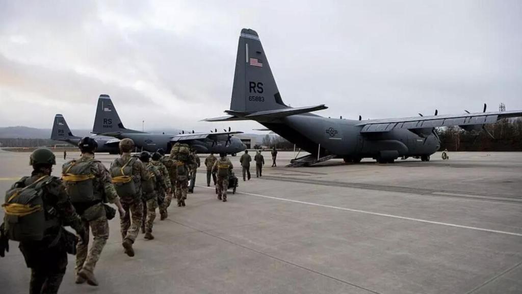 Militares de la Fuerza Aérea de los Estados Unidos en la base aérea de Ramstein, en Alemania, una de las mayores bases militares norteamericanas en Europa.