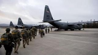 Militares de la Fuerza Aérea de los Estados Unidos en la base aérea de Ramstein, en Alemania, una de las mayores bases militares norteamericanas en Europa.