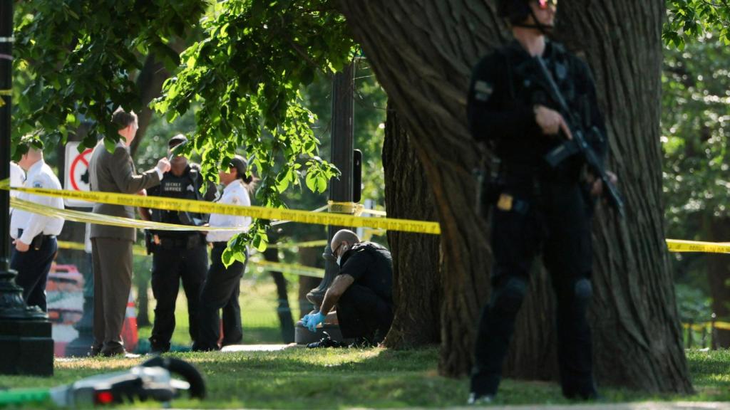 Un investigador de la escena del crimen del Servicio Secreto de EE. UU. trabaja en el lugar de un tiroteo en el que se vio involucrado un agente en Washington, D. C., EE. UU., el 4 de mayo de 2026.