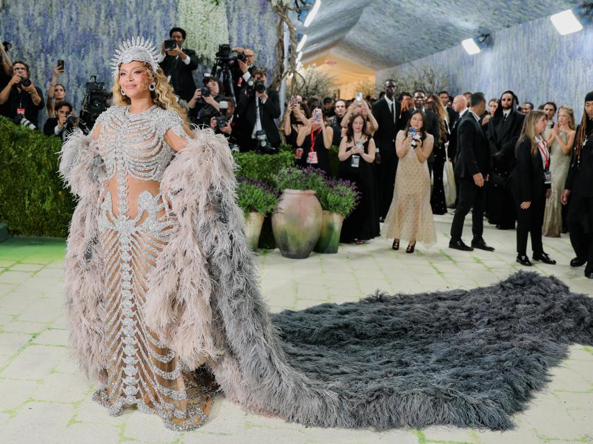 Beyoncé, con vestido y capa de Olivier Rousteing.