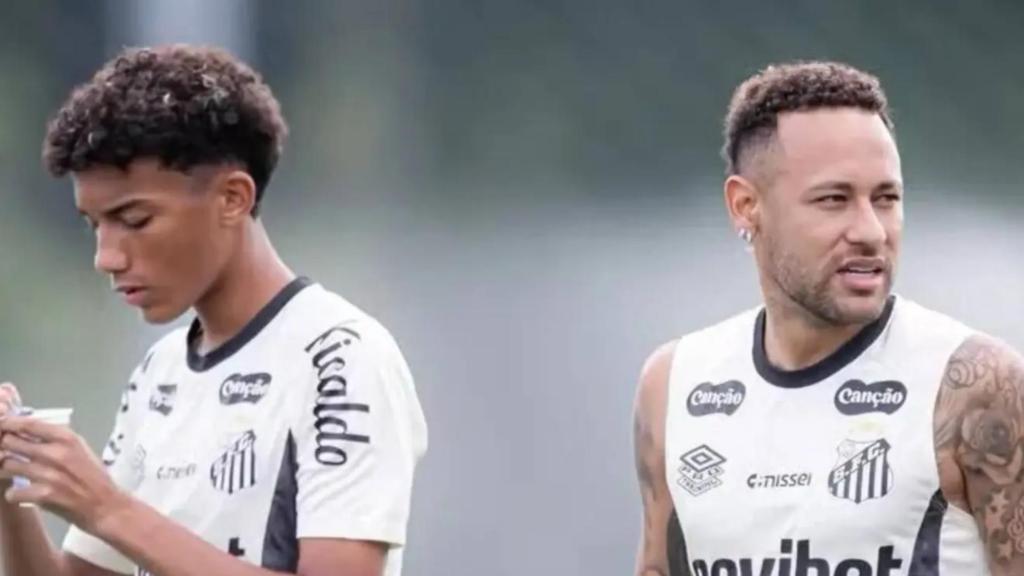 Robinho Jr. y Neymar, en un entrenamiento del Santos