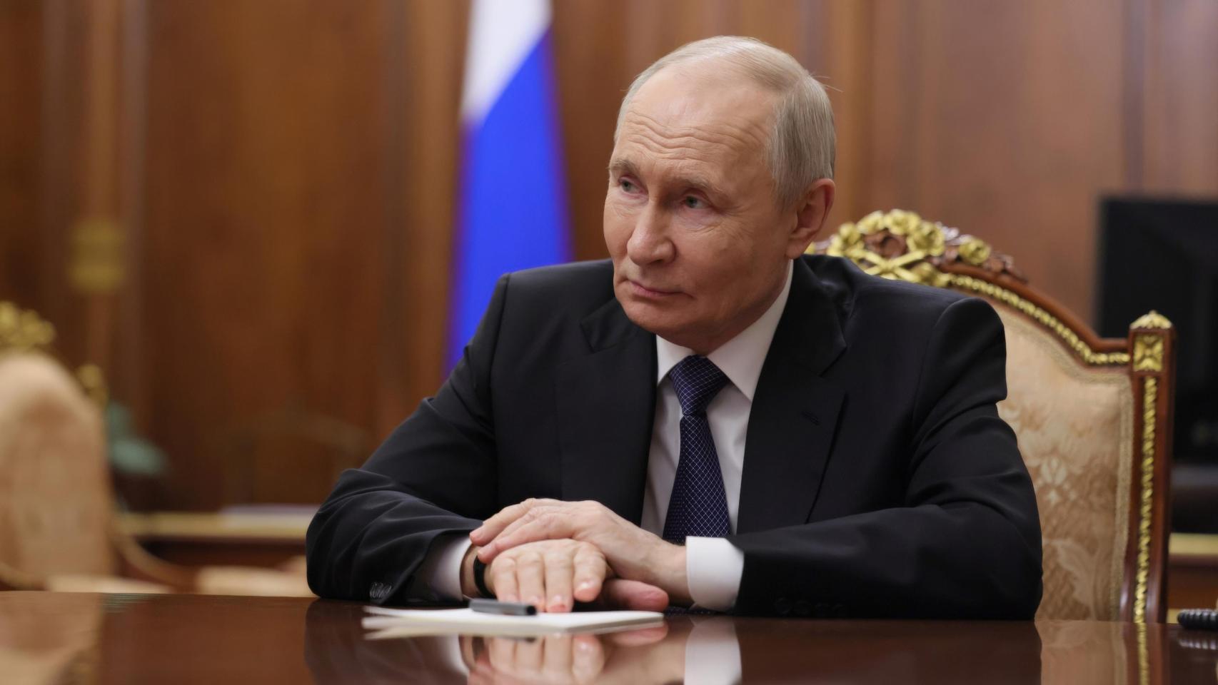 El presidente ruso Vladimir Putin, atiende al presidente checheno Ramzan Kadirov en Moscú.