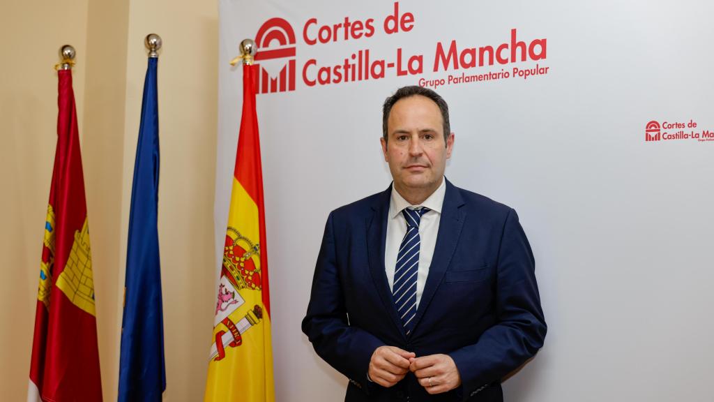 Martín-Buro posa en uno de los despachos del Grupo Parlamentario Popular en las Cortes de Castilla-La Mancha.