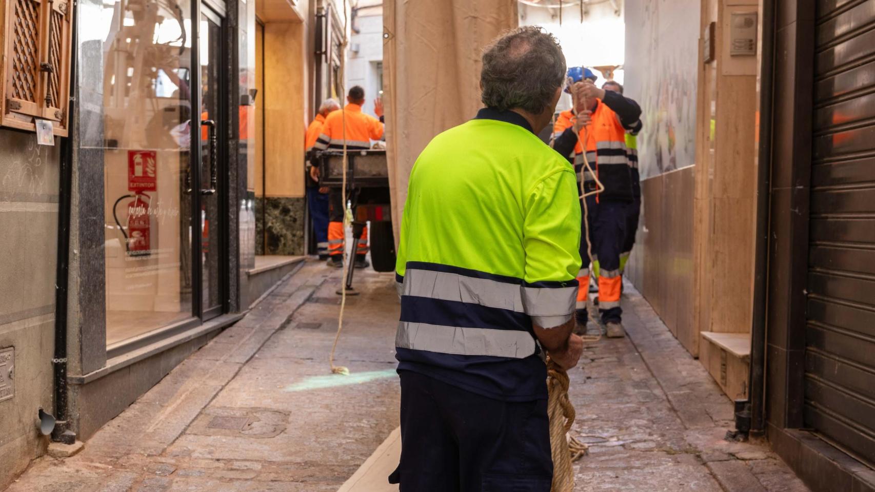 Varios trabajadores en las calles de Toledo.