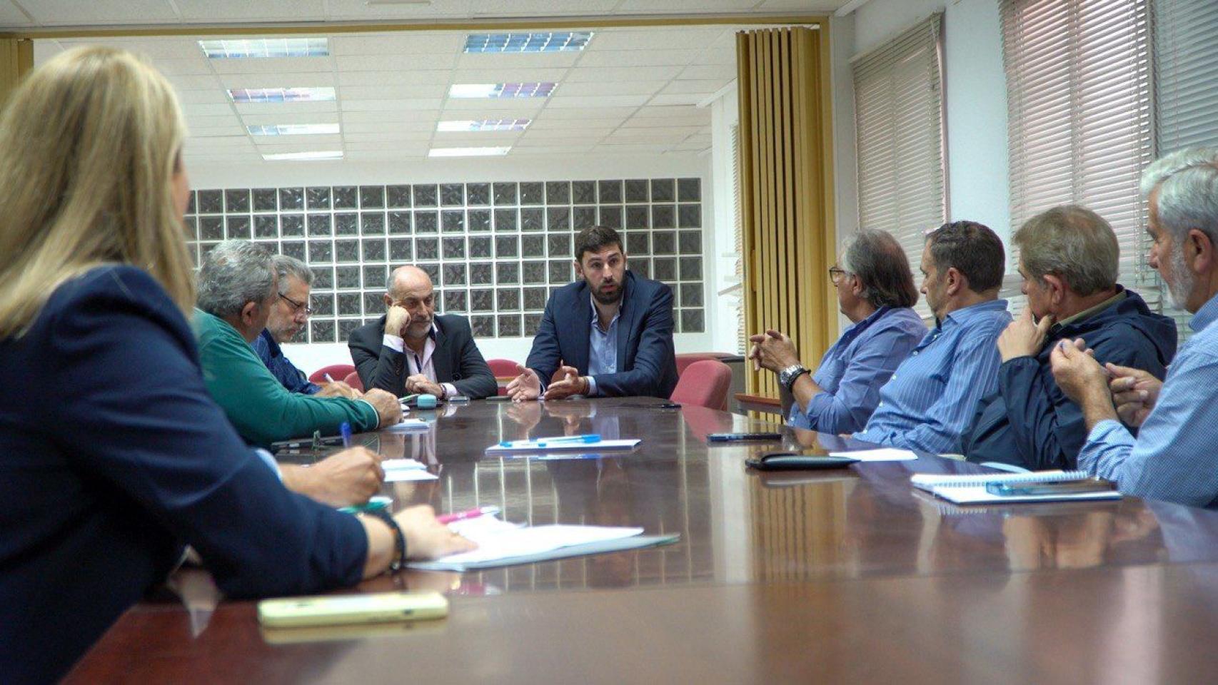 Reunión de representantes políticos y del sector agrario en la Cámara Agraria de Murcia para abordar la reforma de la Ley del Mar Menor.