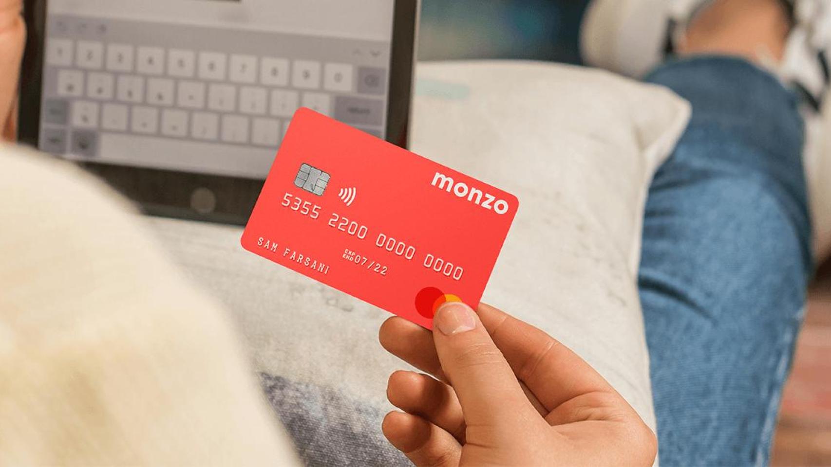 Una tarjeta de Monzo.