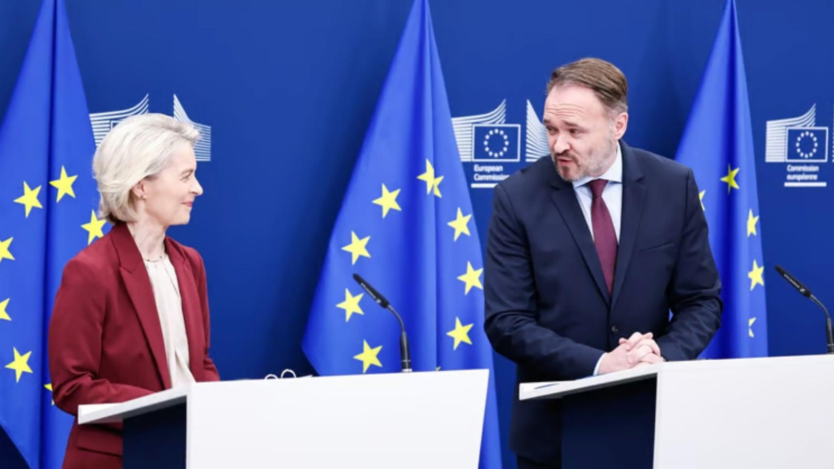 La presidenta de la Comisión Europea, Ursula von der Leyen, con el Comisario de Energía, Dan Jorgensen
