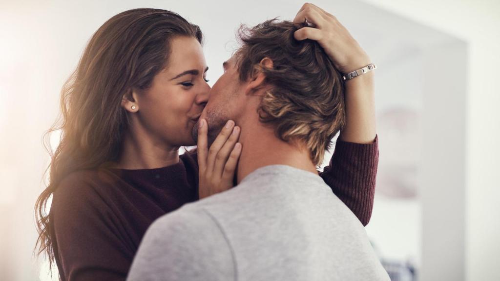 Una pareja besándose