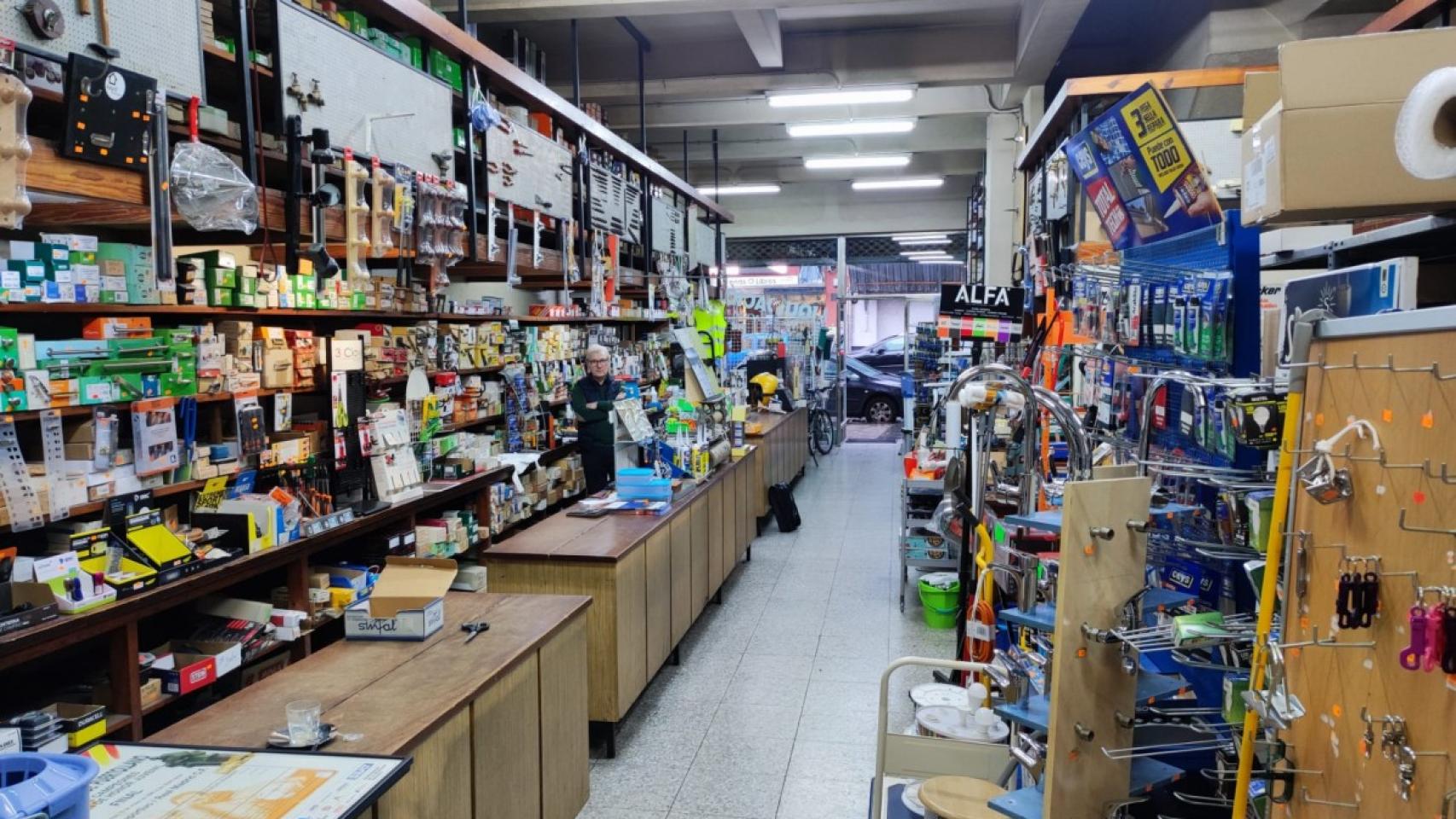Interior de la ferretería 4 Caminos en A Coruña, ahora vacía, antes del cierre.