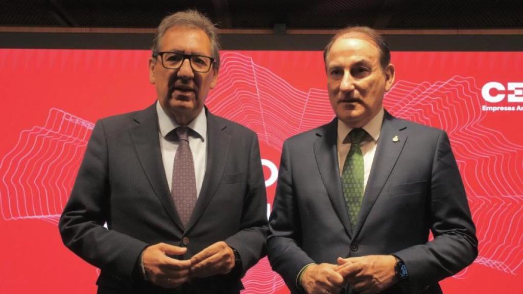 Antonio Pulido, presidente de la Fundación Cajasol, y Javier González de Lara, presidente de la CEA. 