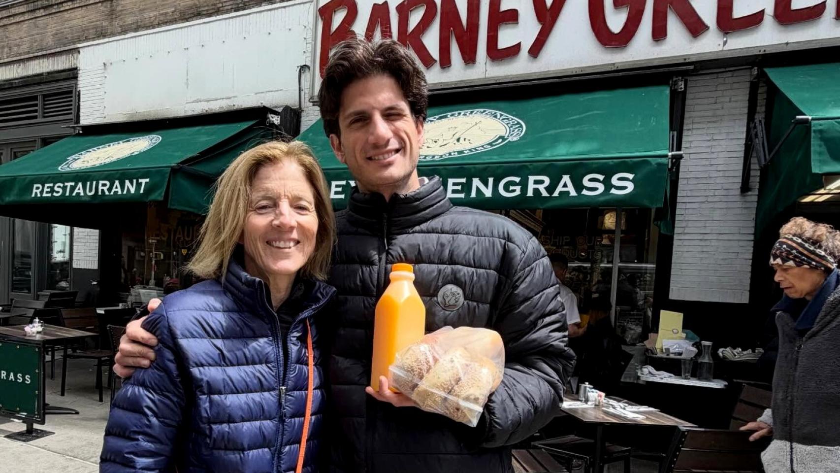Caroline Kennedy junto a su hijo menor, Jack Schlossberg, en Nueva York. 
