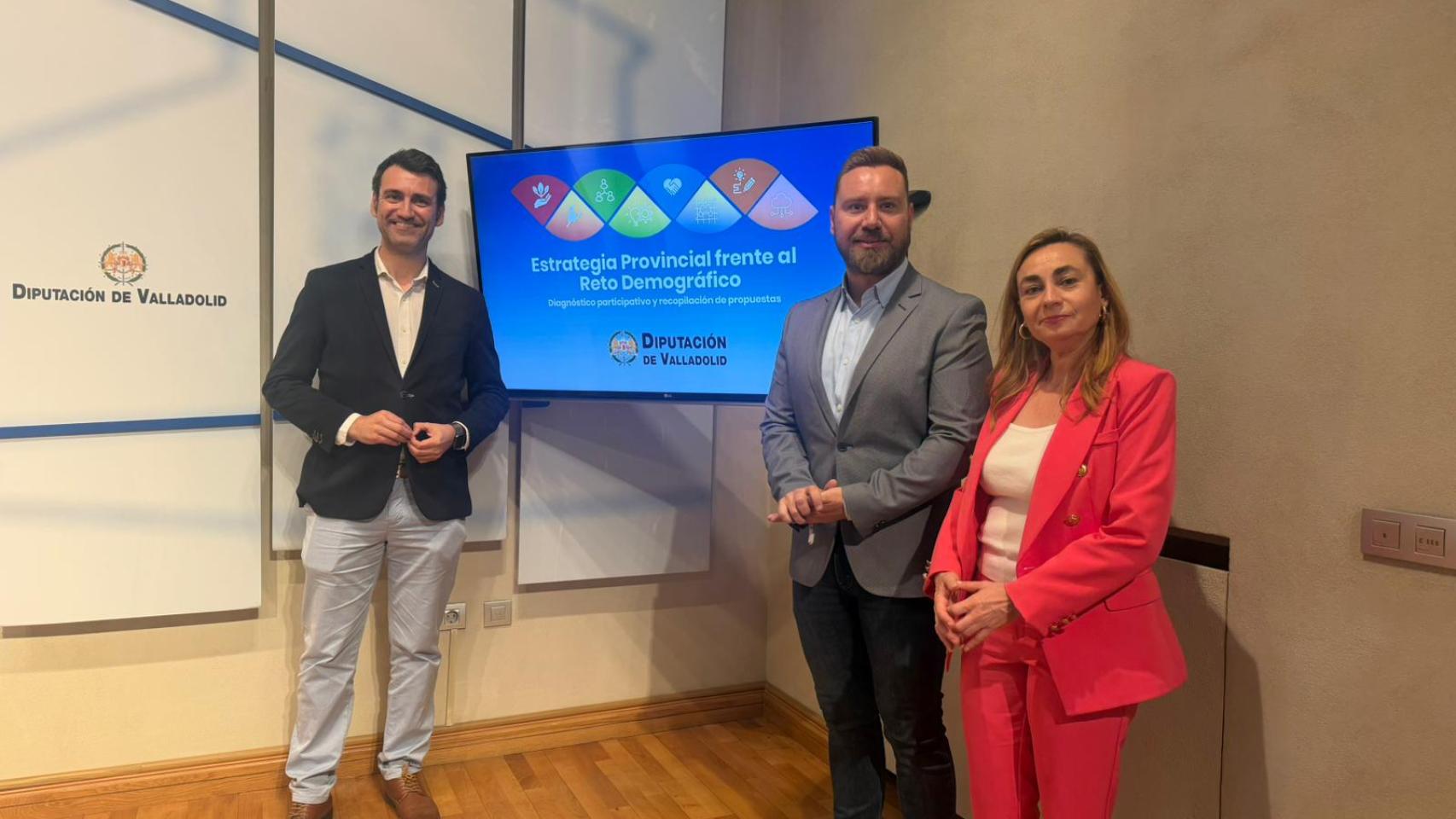 David Esteban, David de la Viuda y la jefa de servicio presentan los resultados del proceso participativo para abordar la despoblación y el reto demográfico en la provincia de Valladolid.