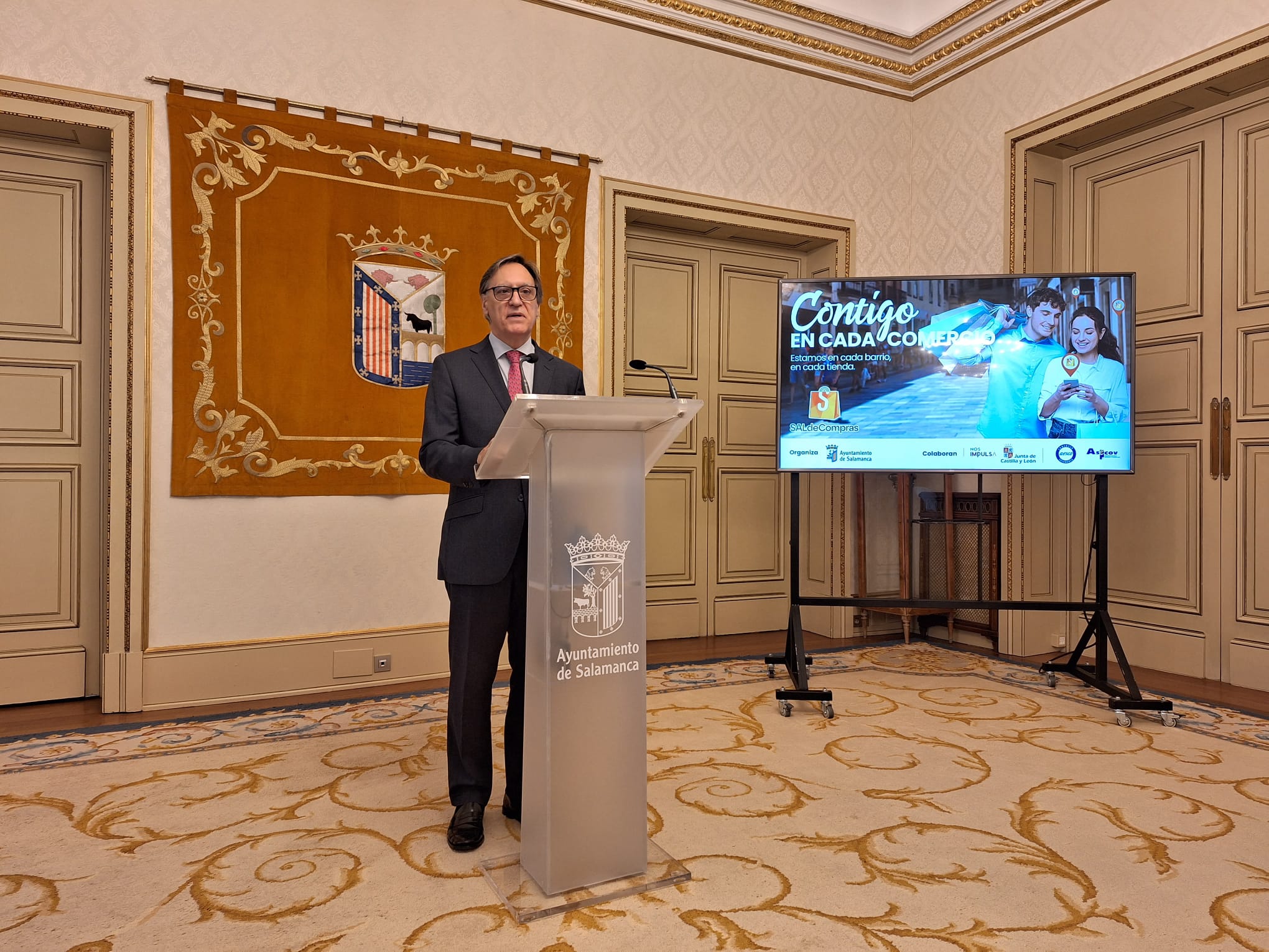 El alcalde de Salamanca, Carlos García Carbayo presentando la campaña Sal de Compras 2026.