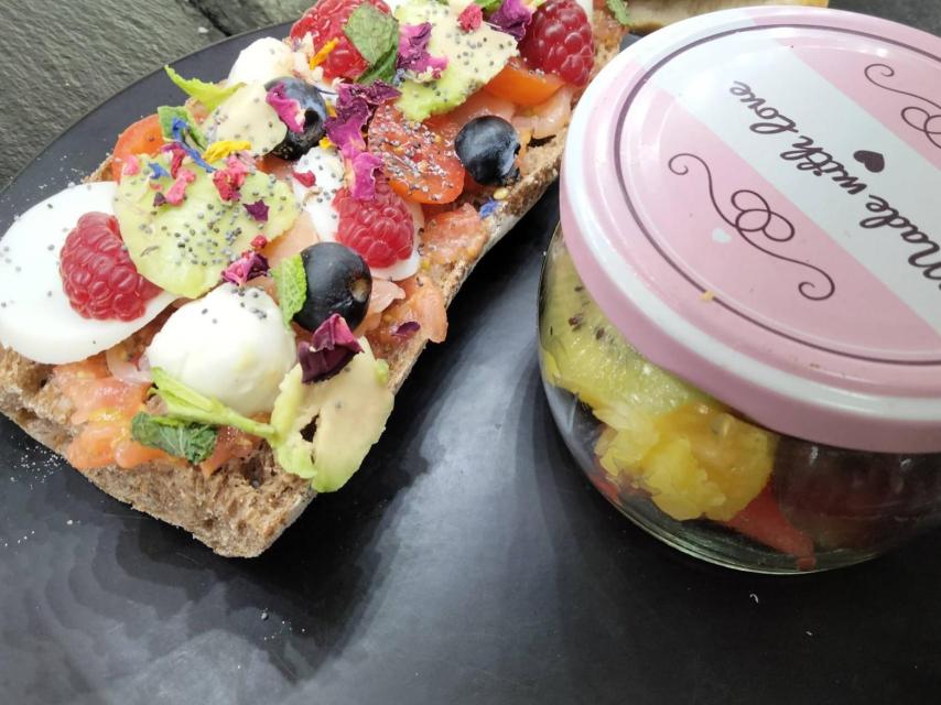 Las famosas tostadas de autor de Elisa y sus tarros con fruta de temporada de la huerta murciana.