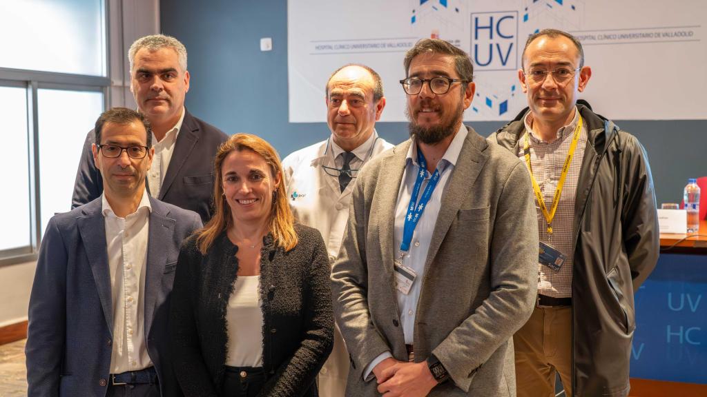 El gerente del Hospital Clínico Universitario de Valladolid, José Antonio Arranz, junto a representantes de los servicios clínicos relacionados, informa de la participación del centro hospitalario en dos ensayos clínicos internacionales en tratamiento del cáncer de próstata, este martes
