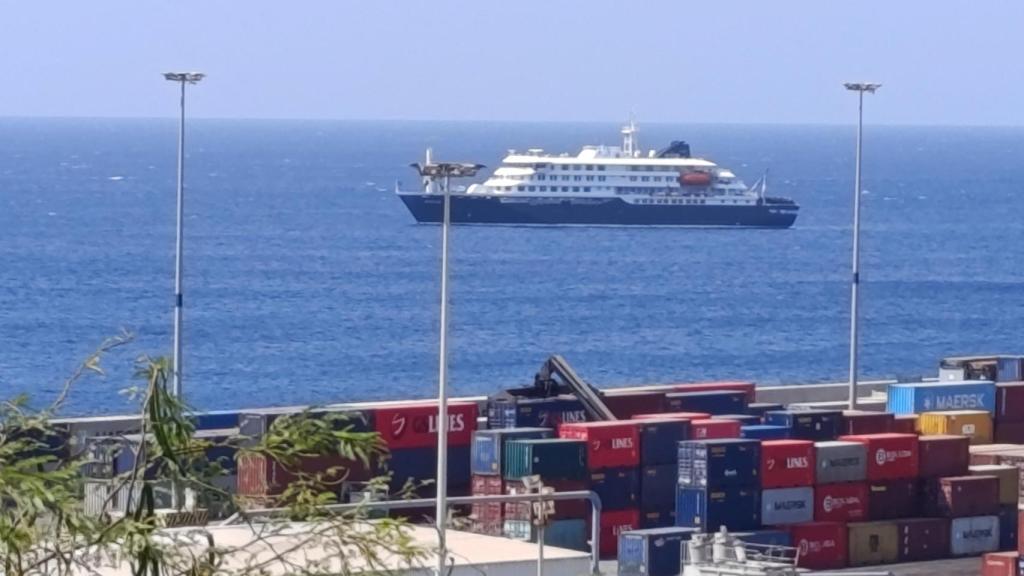 El crucero MV Hondius, donde se ha registrado un brote de hantavirus, en el puerto de Praia, en Cabo Verde.