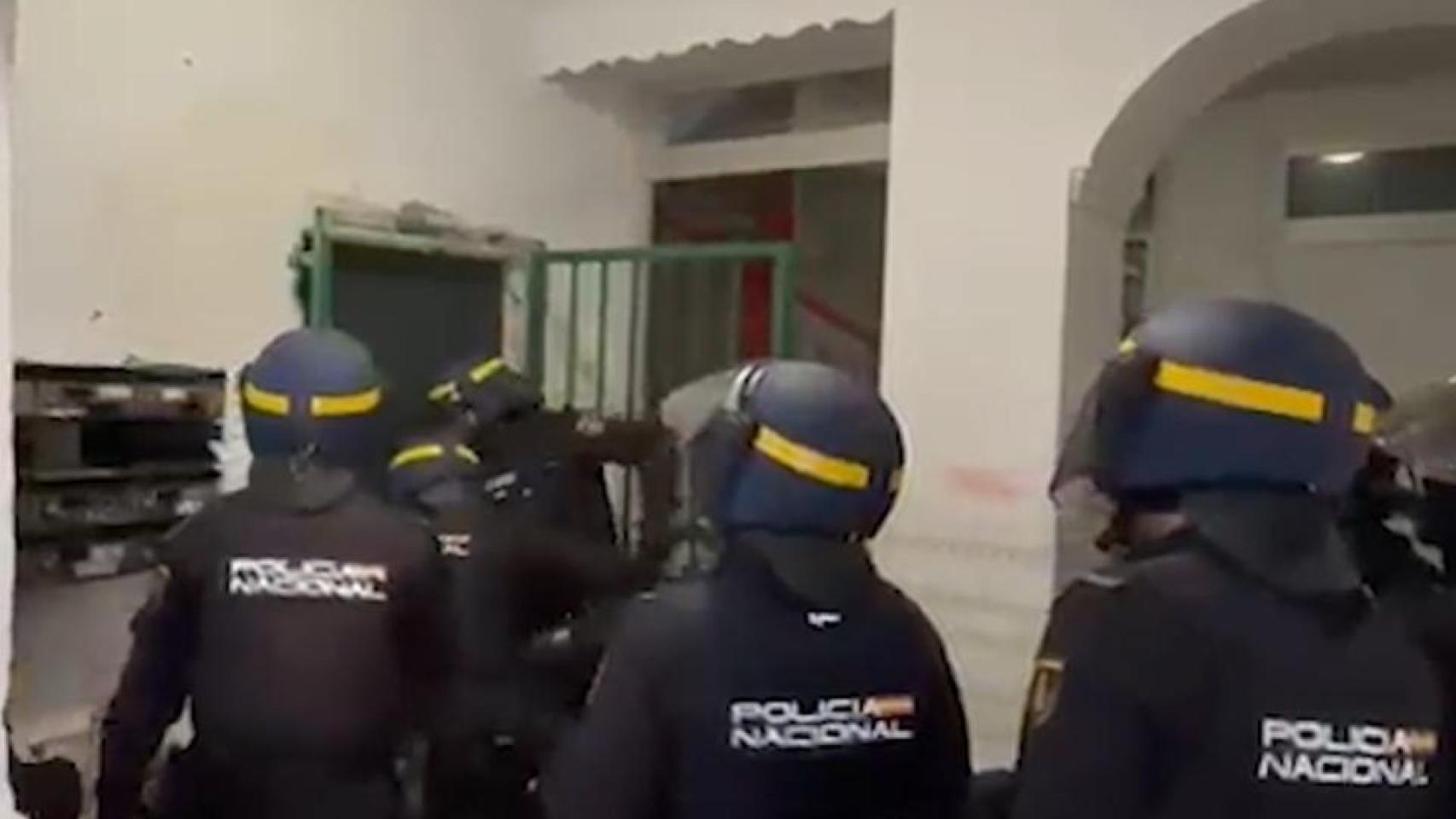 Una imagen de los policías en la operación
