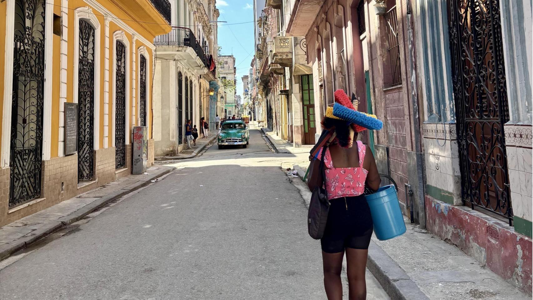 Una mujer trabajando en una calle de La Habana.