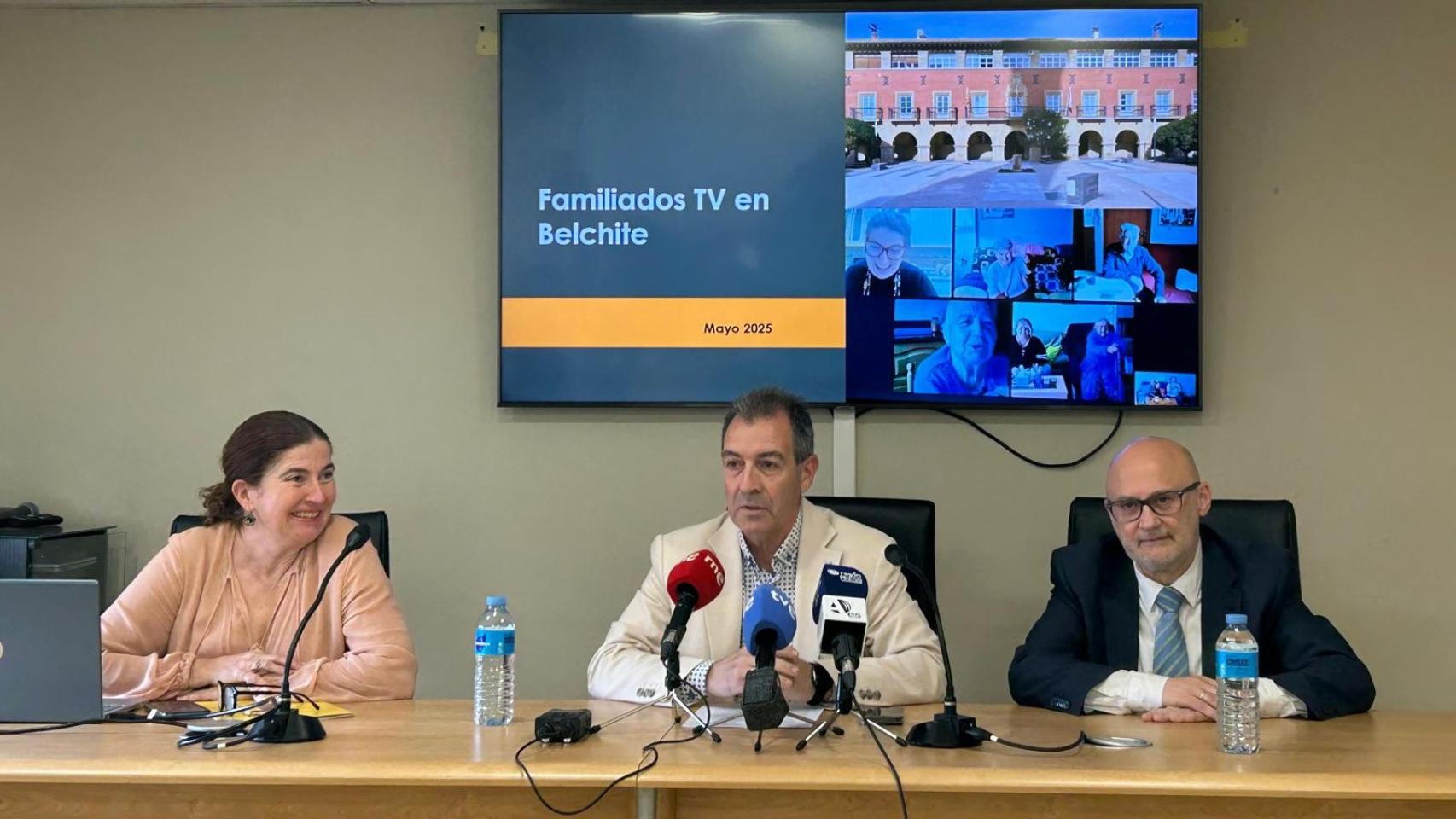 Carmelo Pérez, alcalde de Belchite, junto a Fernando García y Pilar Ramírez.
