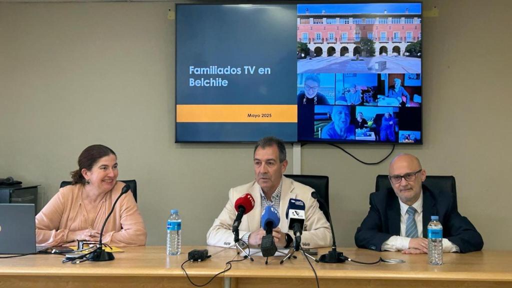Carmelo Pérez, alcalde de Belchite, junto a Fernando García y Pilar Ramírez.