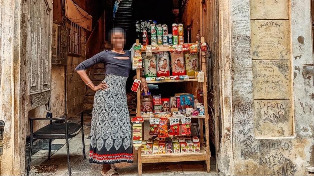 Yanet, fotografiada en la tienda privada frente al solar donde vive, en La Habana Vieja, uno de los principales barrios de la capital.